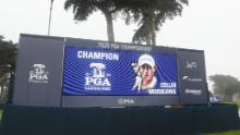 Morikawa es felicitado por una clasificación después de ganar el Campeonato de la PGA 2020.